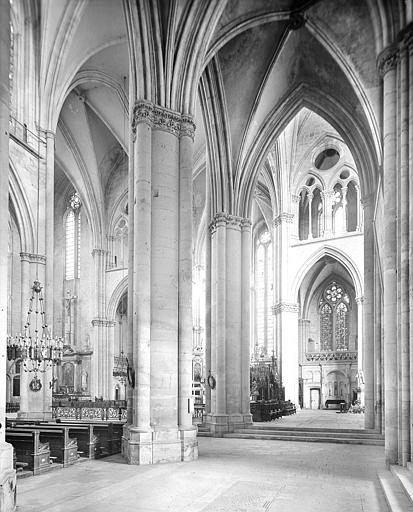 Vue intérieure de la croisée de transept depuis le bas-côté sud