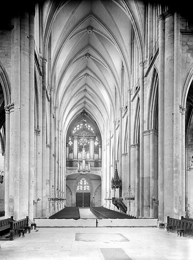 Vue intérieure de la nef depuis le choeur. Buffet d'orgue