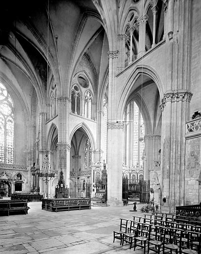 Vue intérieure du choeur et du transept depuis le bras sud