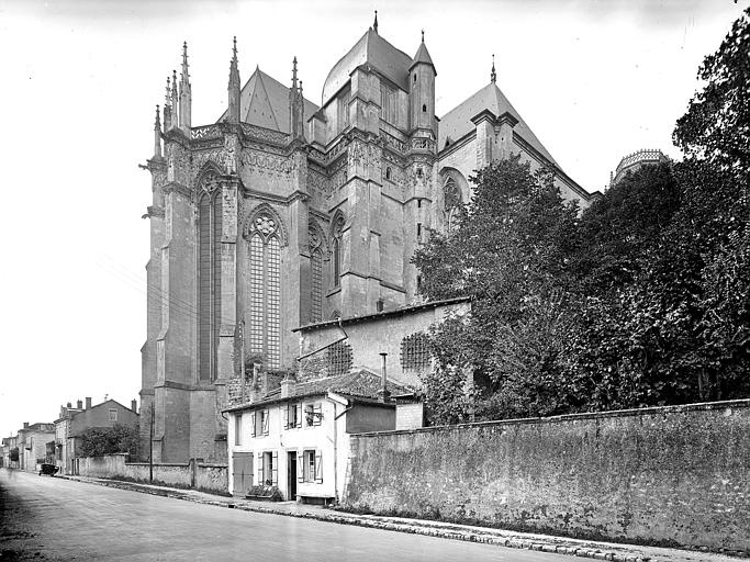 Ensemble nord-est vu depuis la rue : Chevet. Maisons