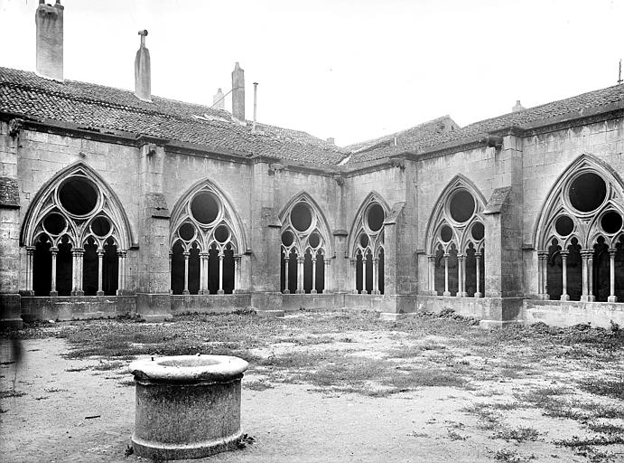 Cloître : Angle des galeries sud et est vu depuis le centre de la cour