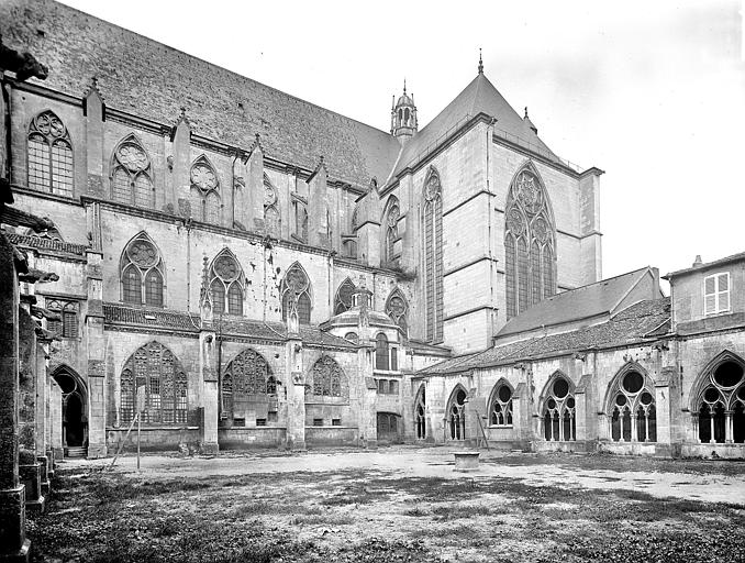 Façade sud, moitié est. Cloître : Galerie est vue depuis l'angle sud-ouest de la cour