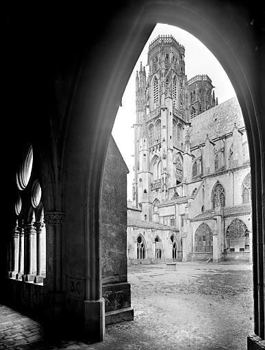 Clochers de la façade ouest et cloître vus depuis l'entrée est de la galerie sud du cloître