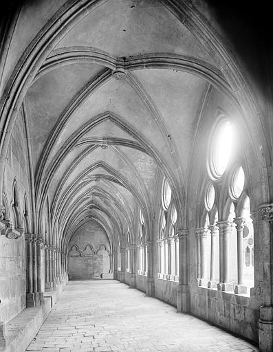 Cloître : Vue intérieure de la galerie sud vers l'ouest