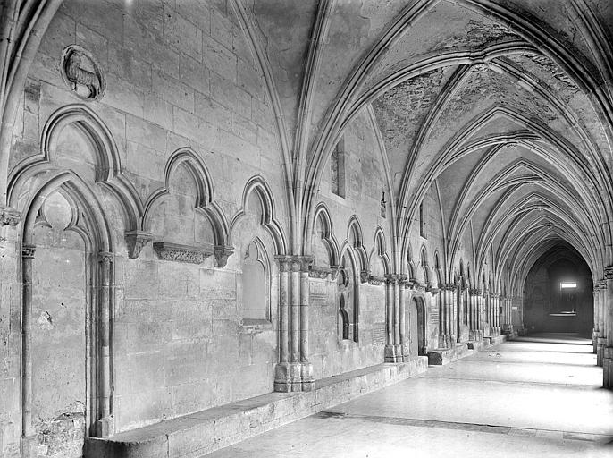 Cloître : Vue intérieure de la galerie ouest vers le nord