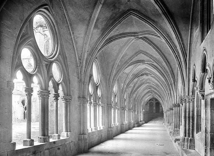 Cloître : Vue intérieure de la galerie est vers le nord