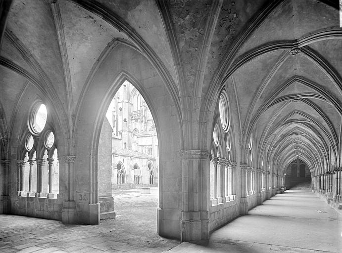 Cloître : Vue intérieure depuis l'angle des galeries sud et est. Galerie est vers le nord. Ouverture sur la cour