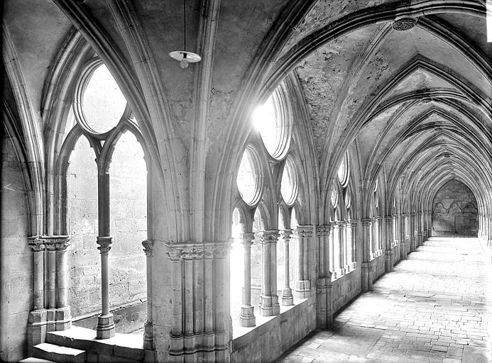 Cloître : Vue intérieure de la galerie ouest vers le sud