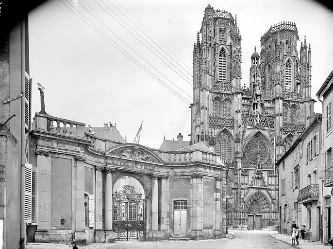 Entrée de l'Hôtel de ville : Grille. Ensemble ouest de la cathédrale à l'arrière-plan