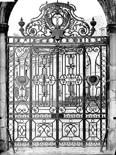 Grille donnant sur la cour de l'Hôtel de ville et vue depuis la rue. Façade ouest de l'Hôtel de ville