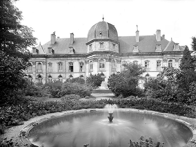 Ensemble est de l'Hôtel de ville, façade sur jardin