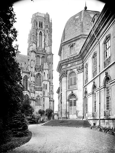 Façade est de l'Hôtel de ville vue depuis le nord. Clocher nord-ouest de la cathédrale