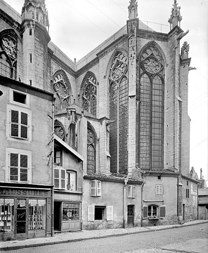 Façade sud-est vue depuis la rue : Chevet et commerces accolés à la façade sud de l'église