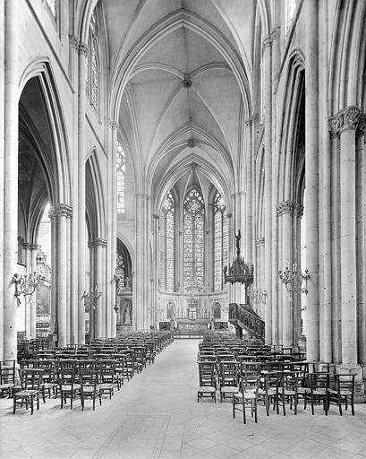 Vue intérieure de la nef vers le choeur