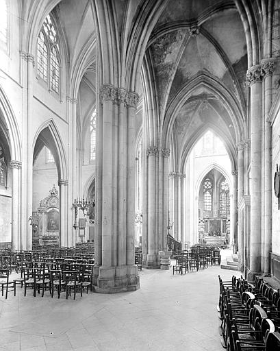 Vue intérieure du bas-côté sud et de la croisée de transept vers l'est