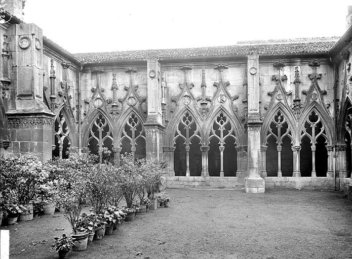 Cloître : Galerie ouest vue depuis le côté est de la cour