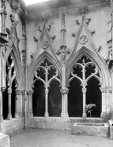 Cloître : Angle des galeries nord et ouest vu depuis la cour