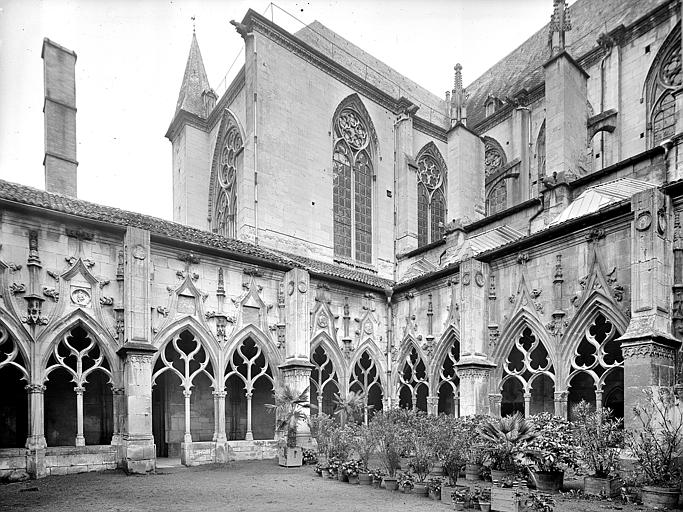 Cloître : Galeries est et sud vues depuis l'angle nord-ouest de la cour. Façade nord de l'église