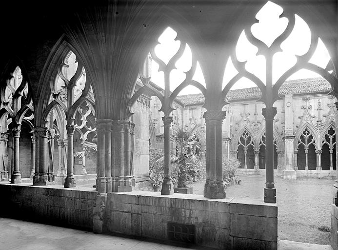 Cloître, vue d'ensemble depuis l'intérieur de la galerie est : Galeries sud et ouest