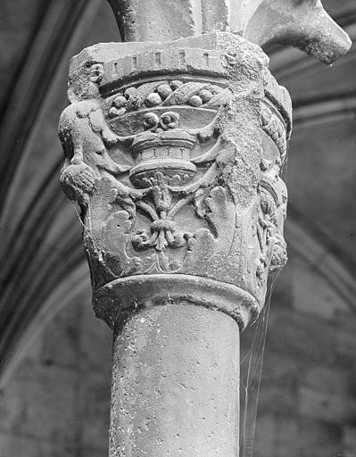 Cloître, détail : Chapiteau figuré de la galerie ouest