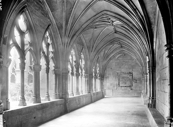 Cloître, vue intérieure de la galerie ouest vers le sud