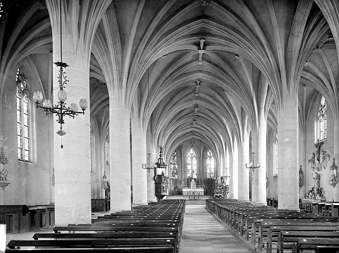 Vue intérieure de la nef vers le choeur