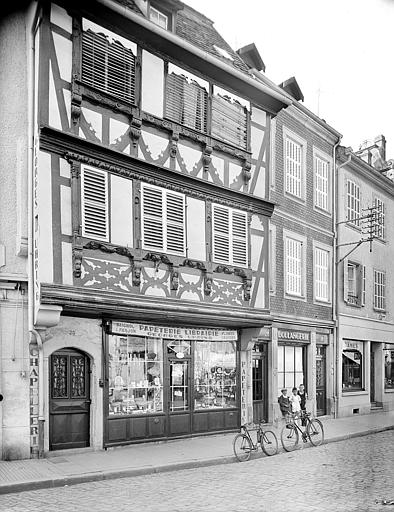 Façade à pans de bois sur rue. Commerces