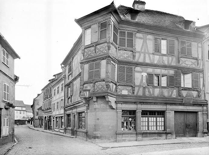 Ensemble à l'angle de la rue. Façades à pans de bois. Commerces