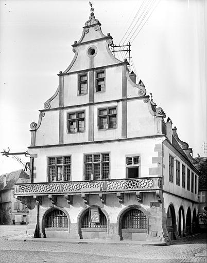 Façade latérale sur rue. Enseigne