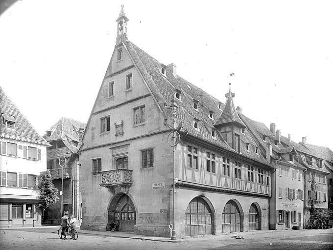 Ensemble donnant sur la place. Façade à pans de bois