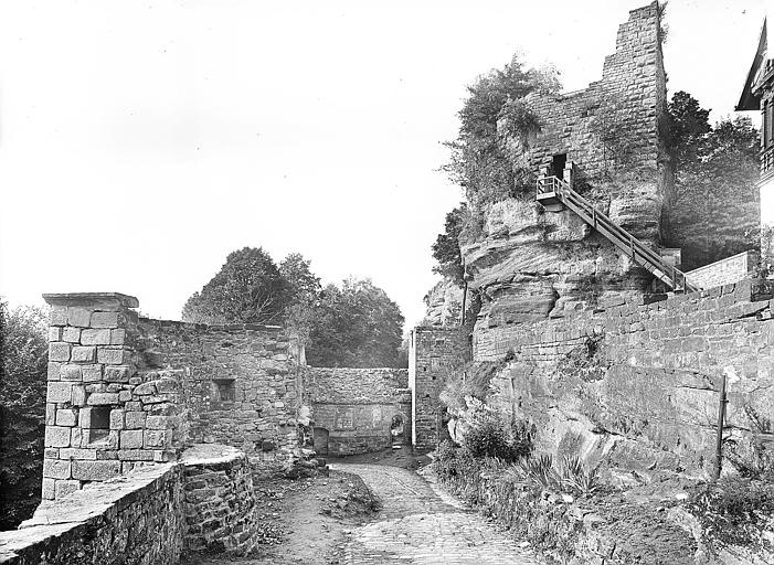 Enceinte : Vue de l'intérieur surmontée du donjon en ruines