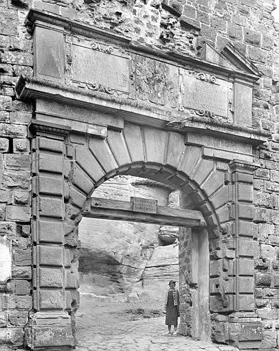 Entrée monumentale de l'enceinte