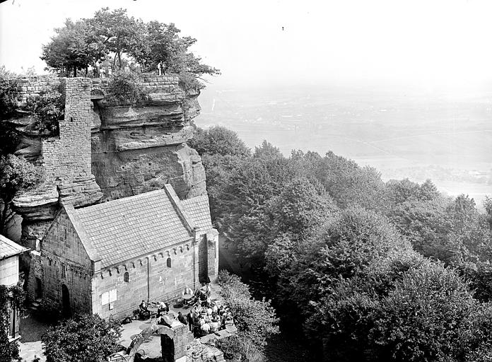 Vue en plongée de la forteresse et de la chapelle. Vue panoramique sur la vallée de la Zorn