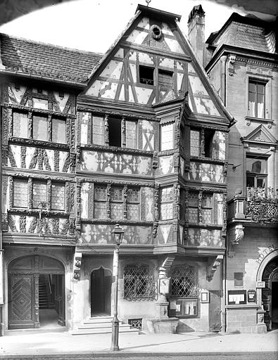 Vue d'ensemble de la façade à pans de bois sur rue