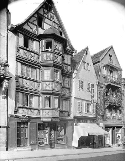 Façade à pans de bois et à oriel sur rue. Commerces