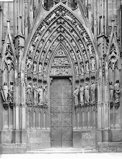 Façade ouest, portail gauche. Ebrasements, tympan et voussures : Les Vertus terrassant les Vices. Nativité