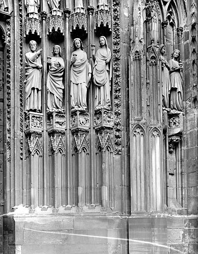 Façade ouest, portail droit. Ebrasement droit : L'Époux et les vierges sages