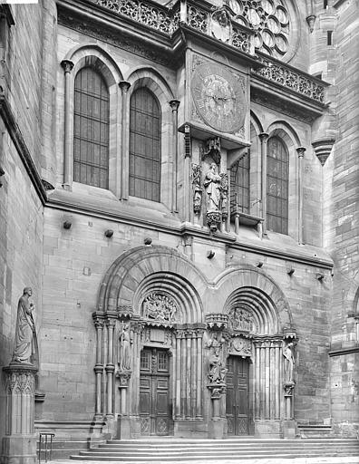 Façade sud, portail de l'horloge astronomique vu depuis l'angle ouest