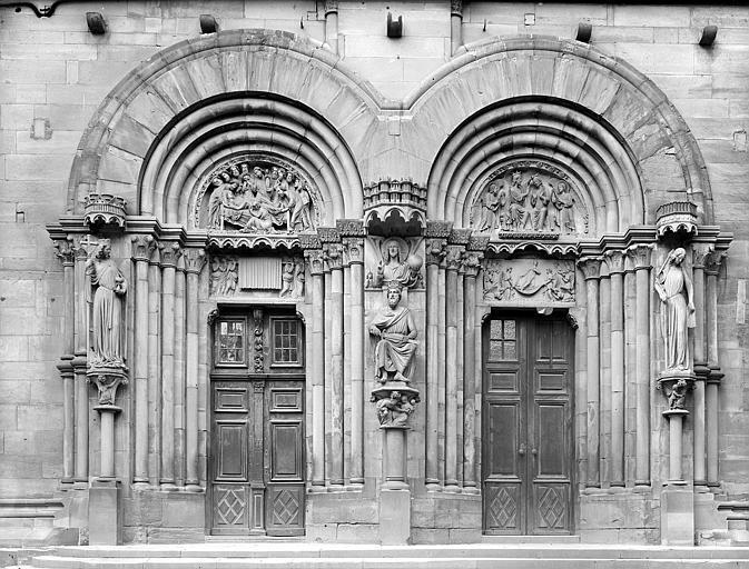 Façade sud, portail de l'horloge astronomique vu de face. la Synagogue et l'Eglise, Salomon, la Dormition et le couronnement de la Vierge