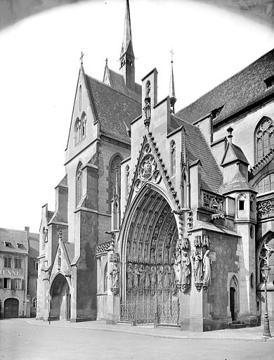 Façade sud, moitié gauche. Portail vu depuis l'angle est