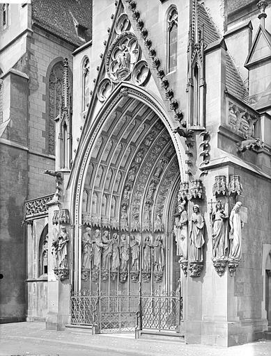 Façade sud, portail vu depuis l'angle est, vue rapprochée