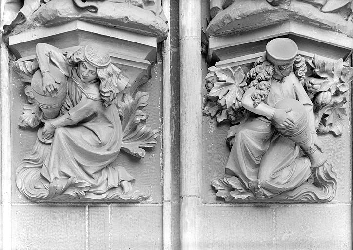 Façade sud, portail. Ebrasement droit, consoles des statues : Allégories de l'eau