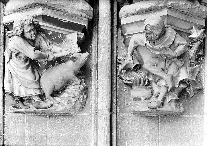 Façade sud, portail. Ebrasement gauche, consoles des statues : Janvier et Février