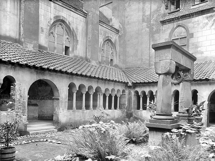 Cloître : Galeries sud et ouest vues depuis l'angle nord-est du cloître. Jardin et puits