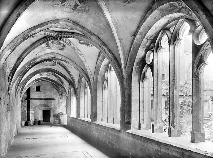 Cloître : Vue intérieure de la galerie est vers le sud. Peintures murales et dalles funéraires