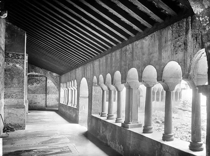 Cloître : Vue intérieure de la galerie sud vers l'ouest. Dalles funéraires