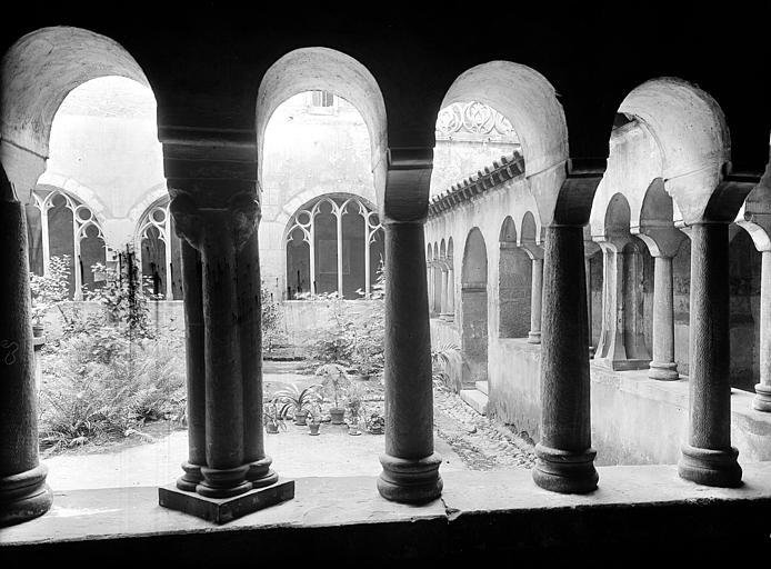 Cloître : Galeries sud et est vues depuis la galerie ouest