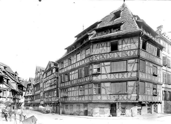 Vue d'ensemble de la rue, côté impair, depuis la rue des Moulins et vers l'ouest. Commerces