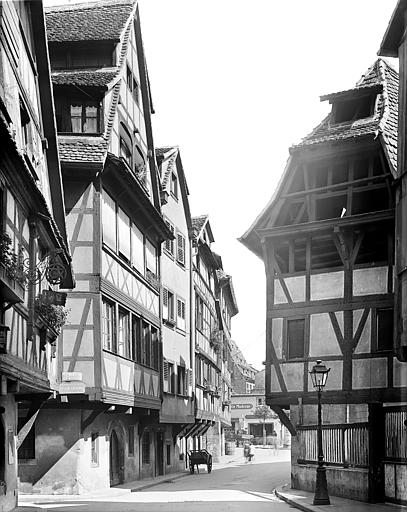 Côté nord de la maison des Tanneurs, depuis la rue. Vue d'ensemble de la rue vers l'est, côté impair. Enseigne du restaurant Lohkäs