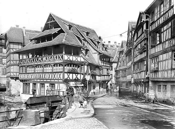 Ensemble sud-est de la maison des Tanneurs vu depuis la rue des Moulins. Vue d'ensemble de la rue vers l'ouest. Maisons à pans de bois. Enseigne du restaurant Lohkäs